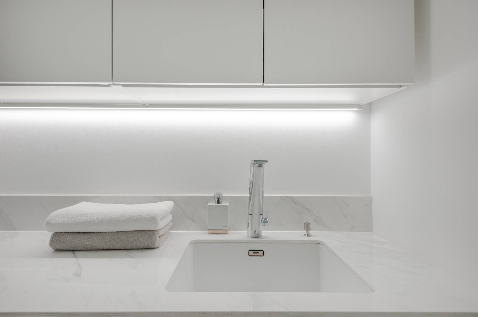 En la esquina de la pared y el armario, una tira de leds en el perfil de la superficie aporta luz al nivel. Ledstore.fi